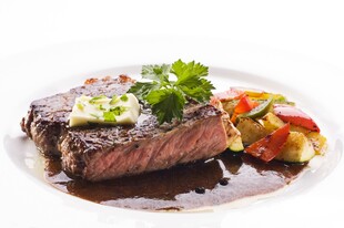 美味牛排配多彩蔬菜