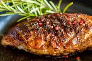 香煎牛排配迷迭香