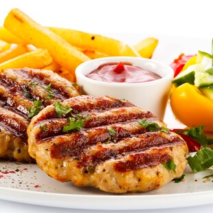 美味烤饼配薯条与蘸酱