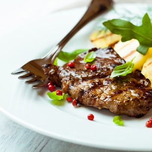 美味牛排配时蔬