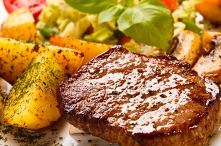 美味牛排配多彩蔬菜