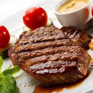 美味多汁的煎牛排