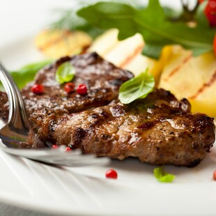 美味牛排搭配新鲜配菜