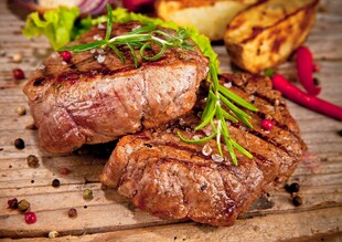 香煎牛排配蔬菜美味诱人