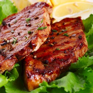 美味烤牛排配新鲜生菜