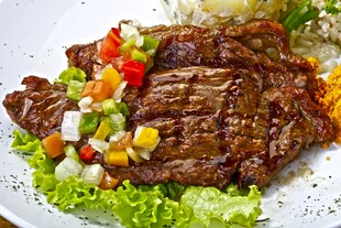美味牛排配多彩蔬菜