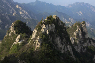 巍峨壮丽的山峰景观