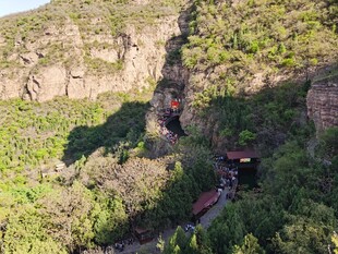 山间蜿蜒公路与葱郁景致