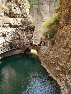 峡谷间的水上栈道景观