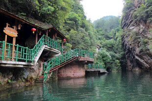 山水间的古雅栈道美景