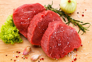 新鲜生牛肉切片配蔬菜