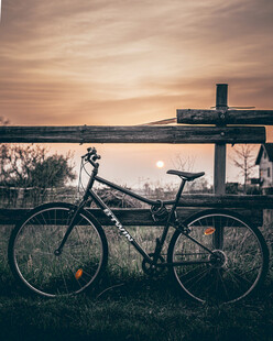 夕阳下的单车静立