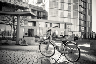 城市街角的单车停放景致