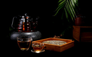 中式茶具与茶点雅致组合