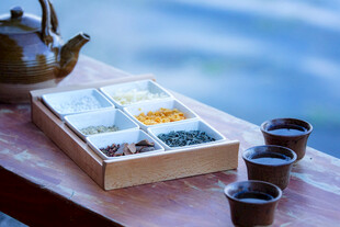 精致茶具与多样茶叶展示