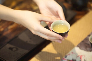 双手捧杯品茶瞬间
