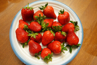 盘中新鲜草莓诱人
