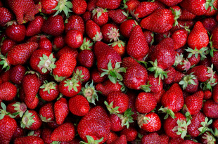 新鲜饱满的草莓堆叠