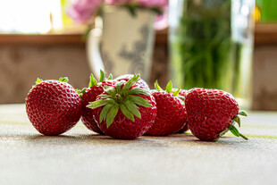 新鲜草莓摆放在木桌上
