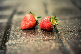 石板上的新鲜红草莓