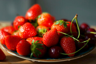 一盘新鲜草莓与樱桃