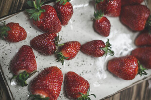 托盘上的新鲜草莓