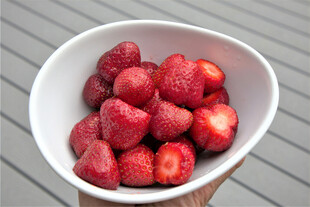 碗中新鲜诱人的红草莓
