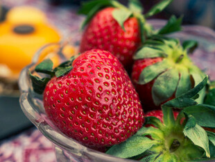 新鲜草莓装于竹篮中