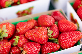 新鲜饱满的盒装草莓