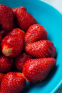 蓝盘中的鲜红草莓