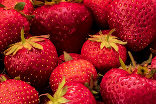 新鲜诱人的成熟草莓