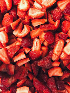 新鲜切块草莓特写
