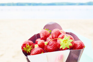 沙滩上的新鲜草莓花束