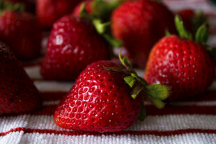 新鲜诱人的草莓特写