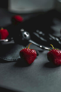 黑底上的新鲜红草莓