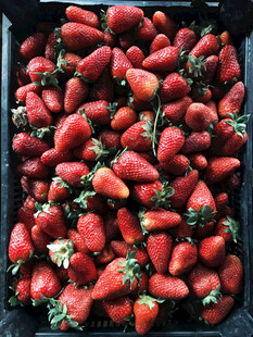 新鲜饱满的草莓堆成小山