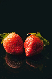 两颗鲜红草莓的特写