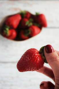 手捧新鲜草莓特写