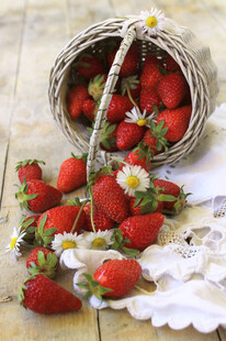 篮子里的新鲜草莓