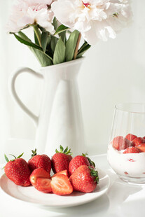 清新草莓摆盘与花卉装饰