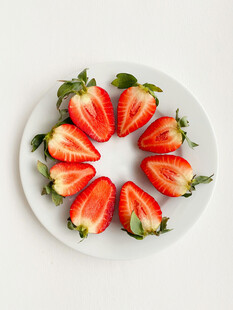 盘中草莓切片摆成花形