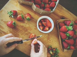 手切新鲜草莓的温馨场景