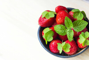 碗中鲜草莓配薄荷叶