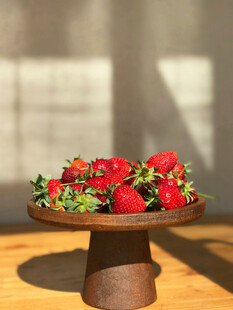 木盘上的新鲜草莓