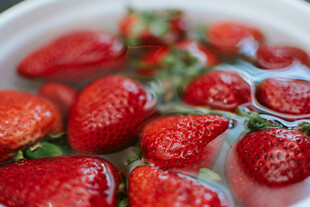 新鲜草莓浸泡在清水中