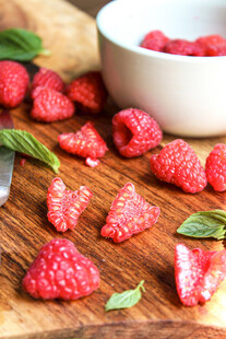 木桌上散落的新鲜树莓