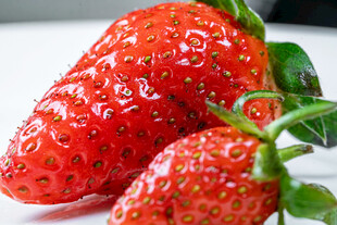 新鲜诱人的红草莓