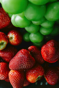 新鲜草莓与青提水果组合