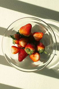 玻璃碗中的新鲜草莓