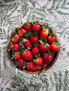 木碗中的新鲜红草莓